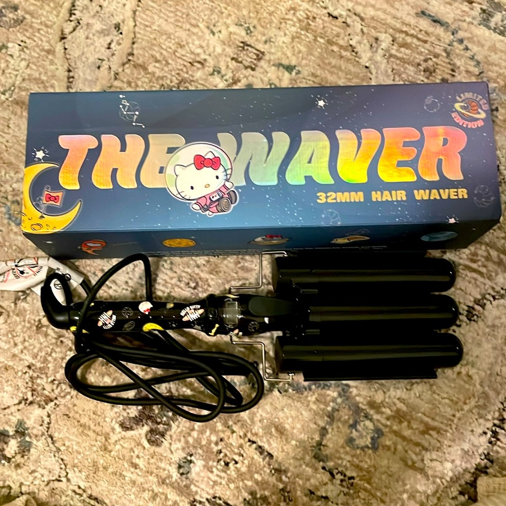 Insert Name Here Hello Kitty limited edition 32mm hair waver